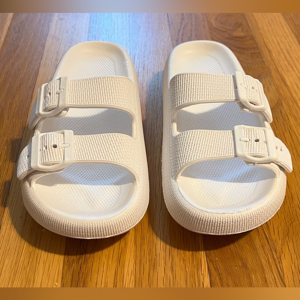 Platform Slides Adjustable
Double Buckle Pillow Slippers
Thick Sole white size 6